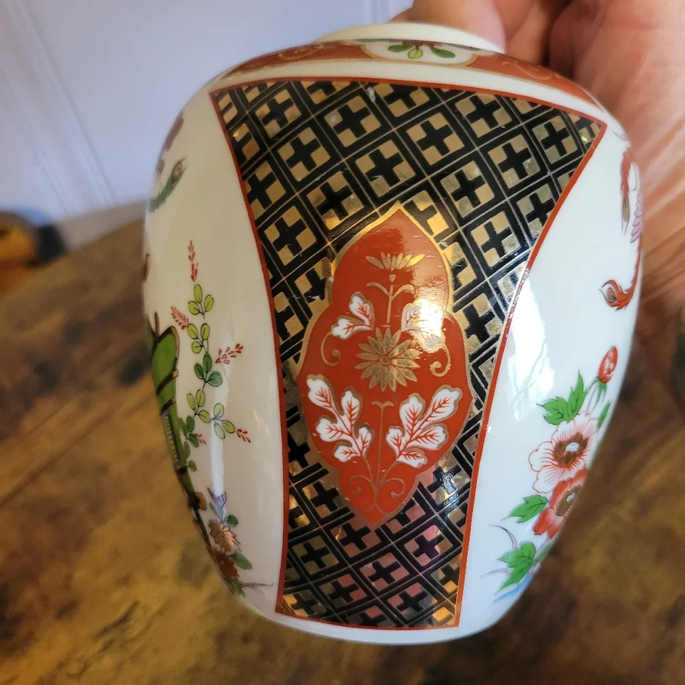 Vintage Japanese Imari hand painted porcelain ginger jar - Picture 2 of 14